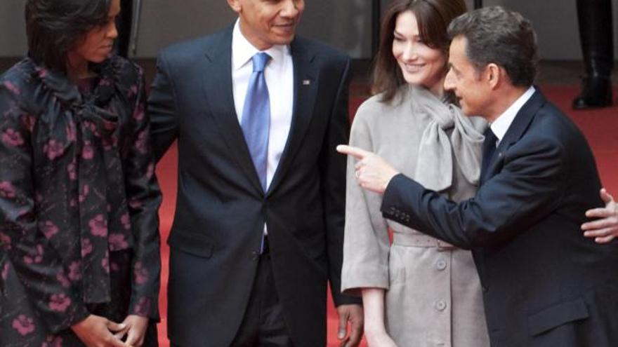 El presidente francés Nicolas Sarkozy junto a  Barack Obama y sus respectivas esposas, Carla Bruni-Sarkozy y Michelle Obama en Estrasburgo