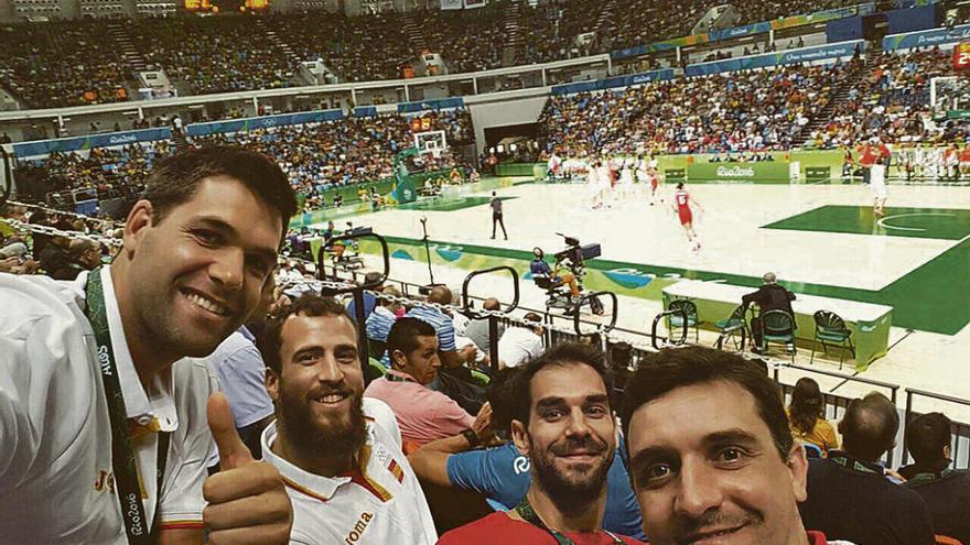 Por la izquierda, Felipe Reyes, Sergio Rodríguez y Calderón, en el partido de la selección femenina.