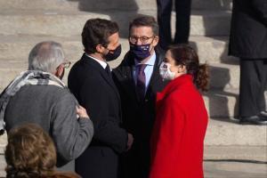 El líder del PP, Pablo Casado, con los presidentes de Madrid y Galicia, Isabel Díaz Ayuso y Alberto Núñez Feijóo, en el acto por el 43º aniversario de la Constitución española