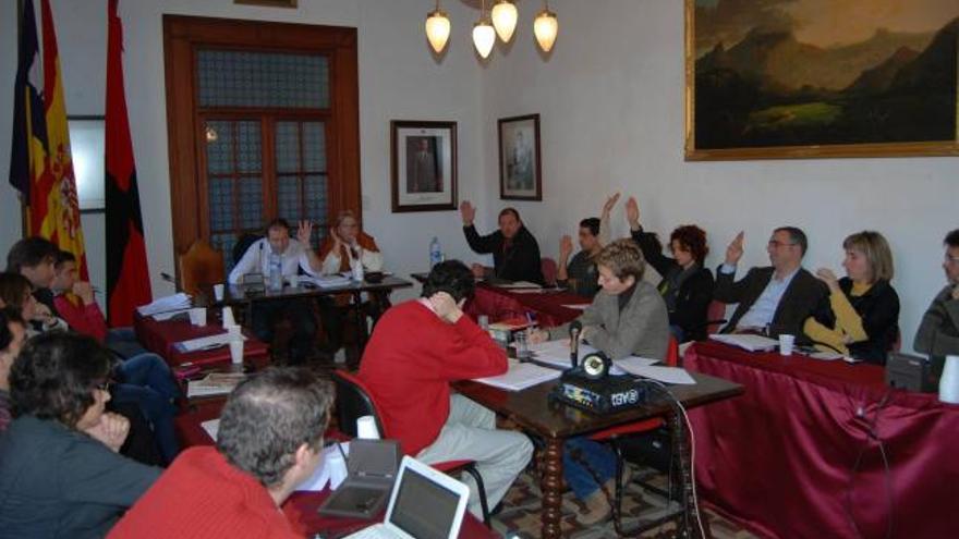 El alcalde y los concejales de UM y PSOE, votando ayer en contra de la reprobación.