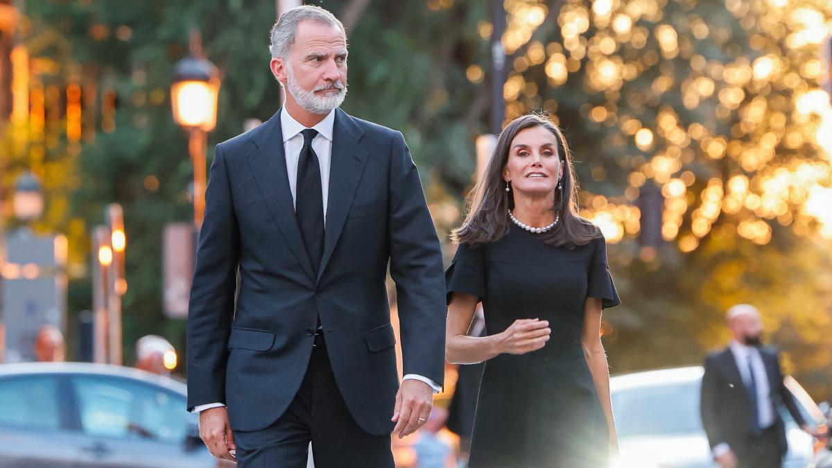 La aplaudida llegada de los reyes al funeral de Juan Gómez-Acebedo