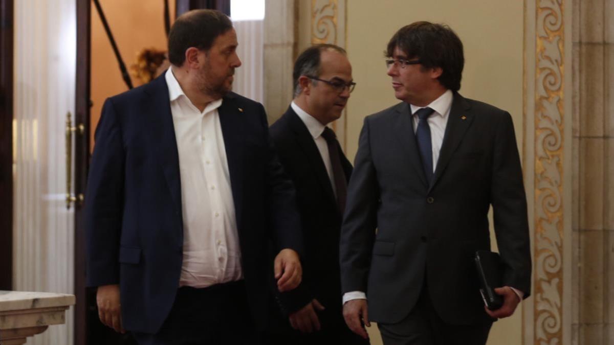 El president Puigdemont, Oriol Junqueras y Jordi Turull de dirigen al hemiciclo.