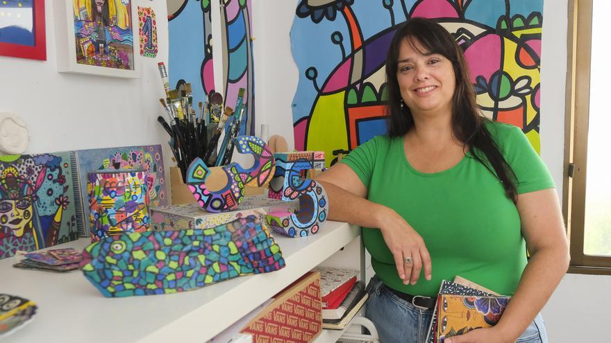 La artista Juani Gonzalez Falcón, Glezcón, en su taller de Salinetas, en Telde