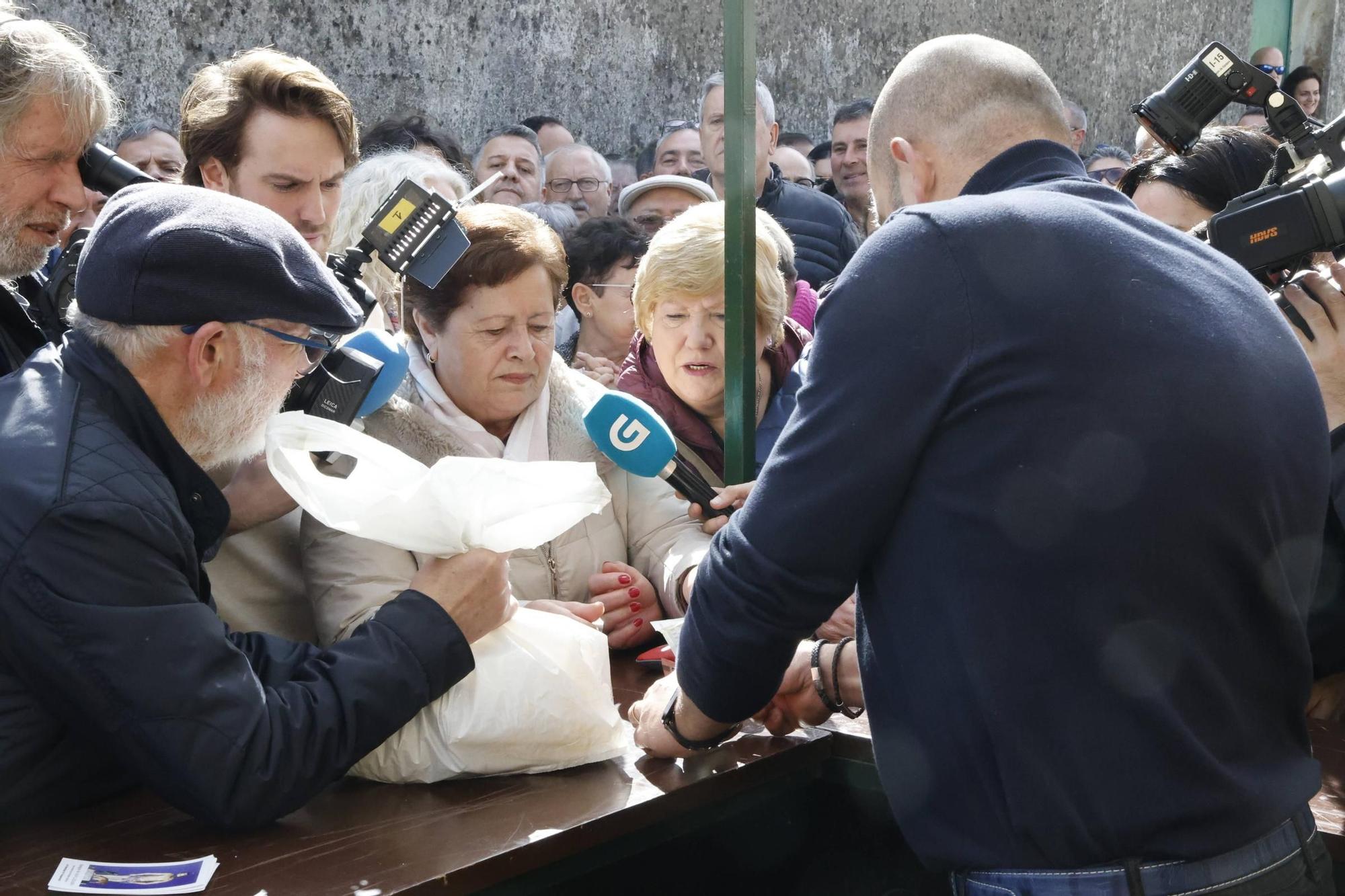 Broche de oro en San Lázaro con la subasta de las uñas