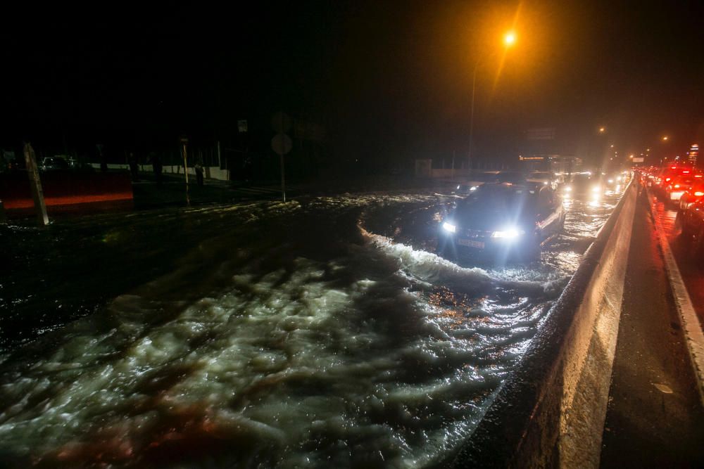 Los accesos al Hospital de San Juan están llenos de agua.