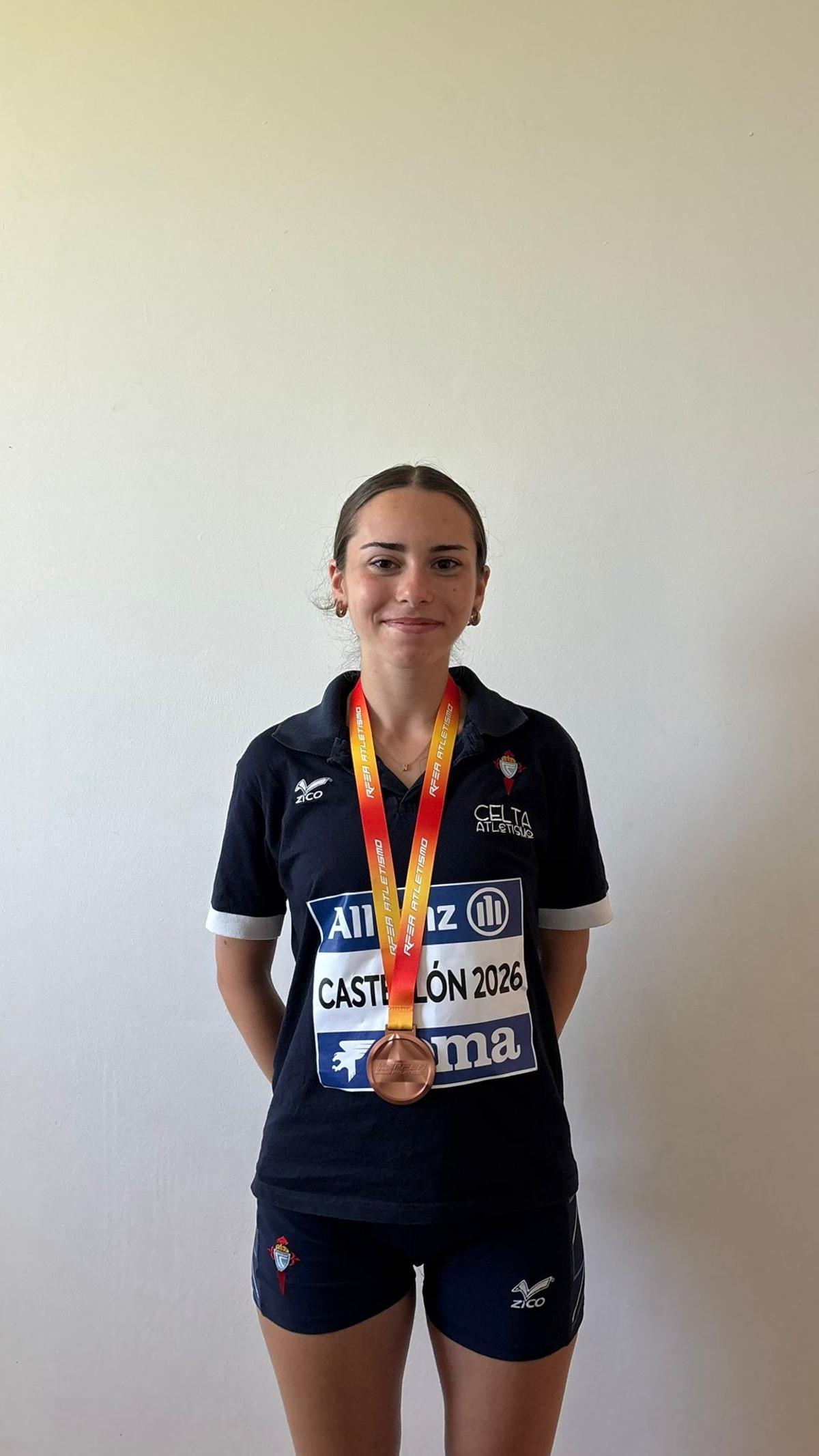 Natalia González, con su medalla.