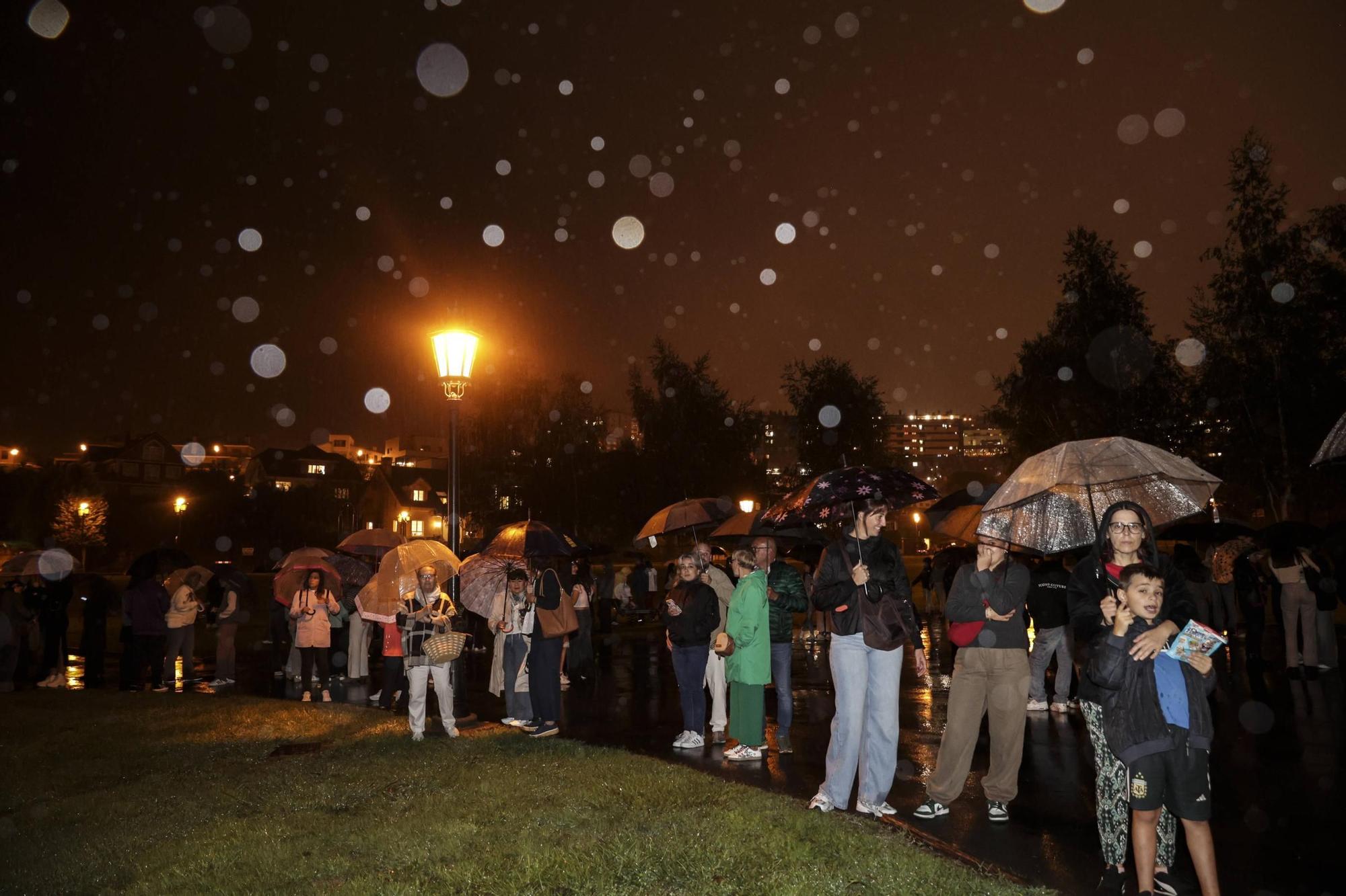 EN IMÁGENES: Así se vivieron unos fuegos de San Mateo bajo la lluvia en Oviedo