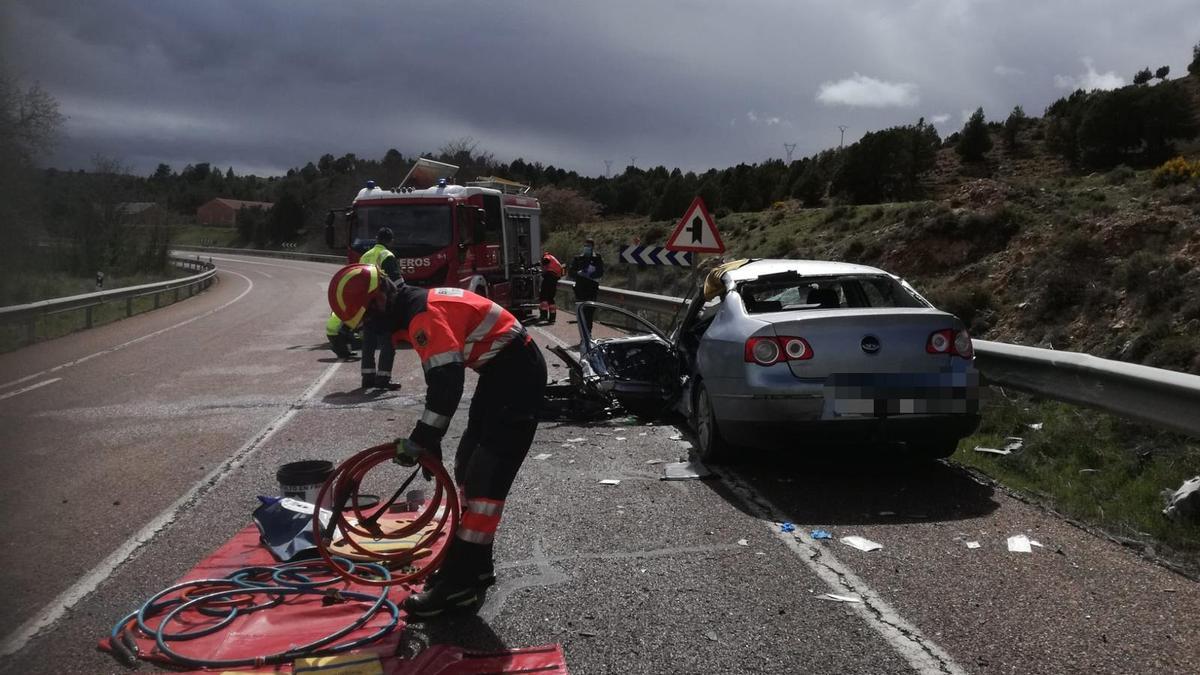 Coche donde ha quedado atrapado el conductor.