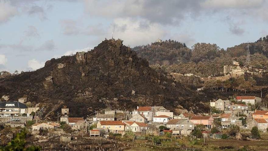 Las llamas rodearon por completo Chandebrito (Nigrán) en octubre de 2017. // Ricardo Grobas