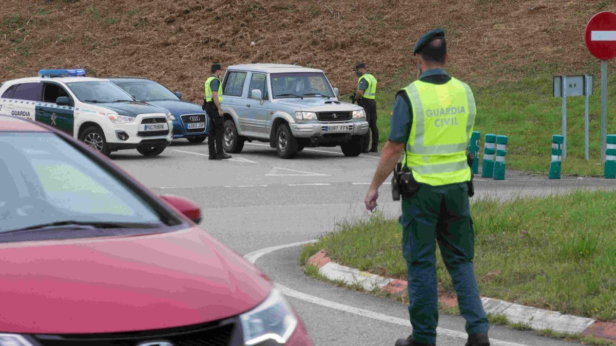 Control de acceso de la Guardia Civil en Ribadeo. // EP
