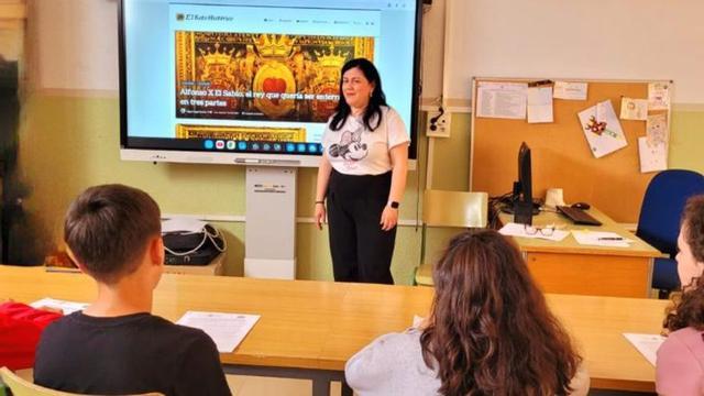 La profesora de Historia Belén Bernabé con alumnos en el colegio. | L.O.