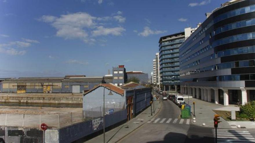 Terrenos de Naval Gijón, a la izquierda, frente a algunos de los edificios de Poniente.