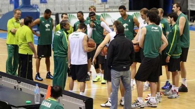 El exlucentino Luis Casimiro da inStrucciones a sus jugadores.