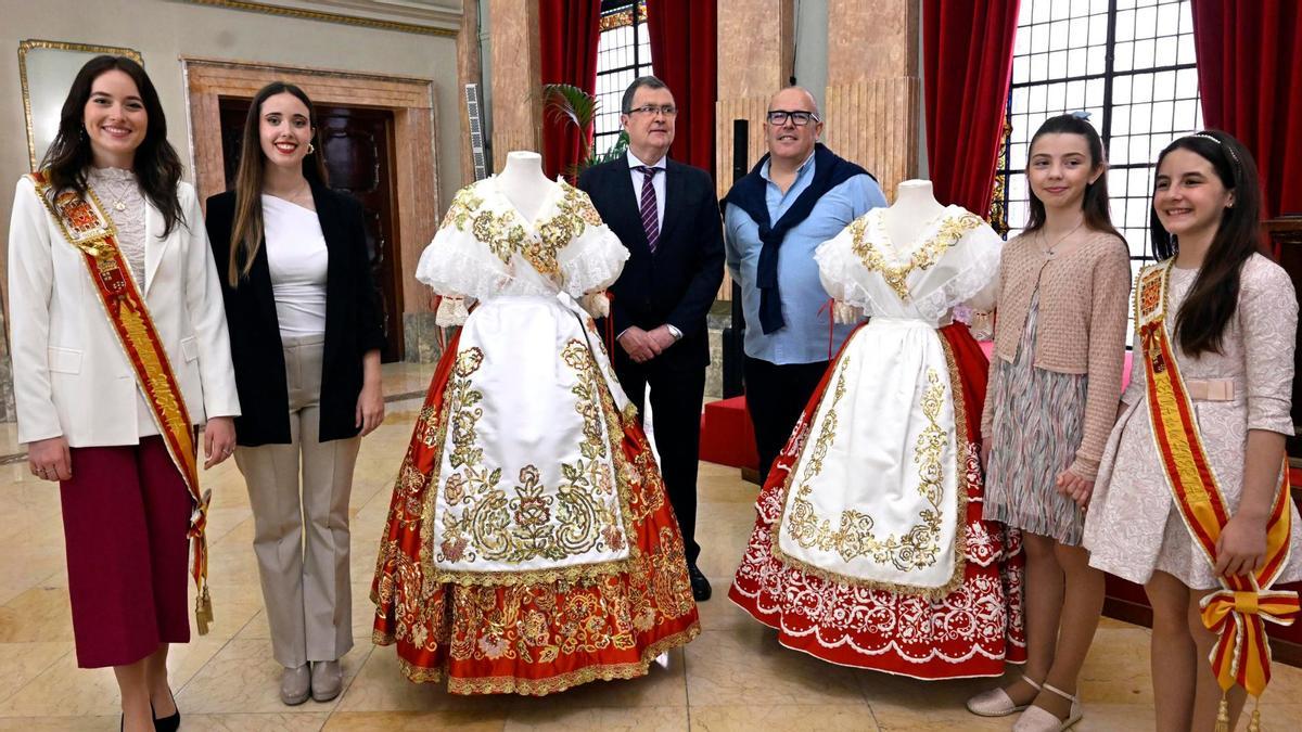 Entrega de trajes a las nuevas Reinas de la Huerta.