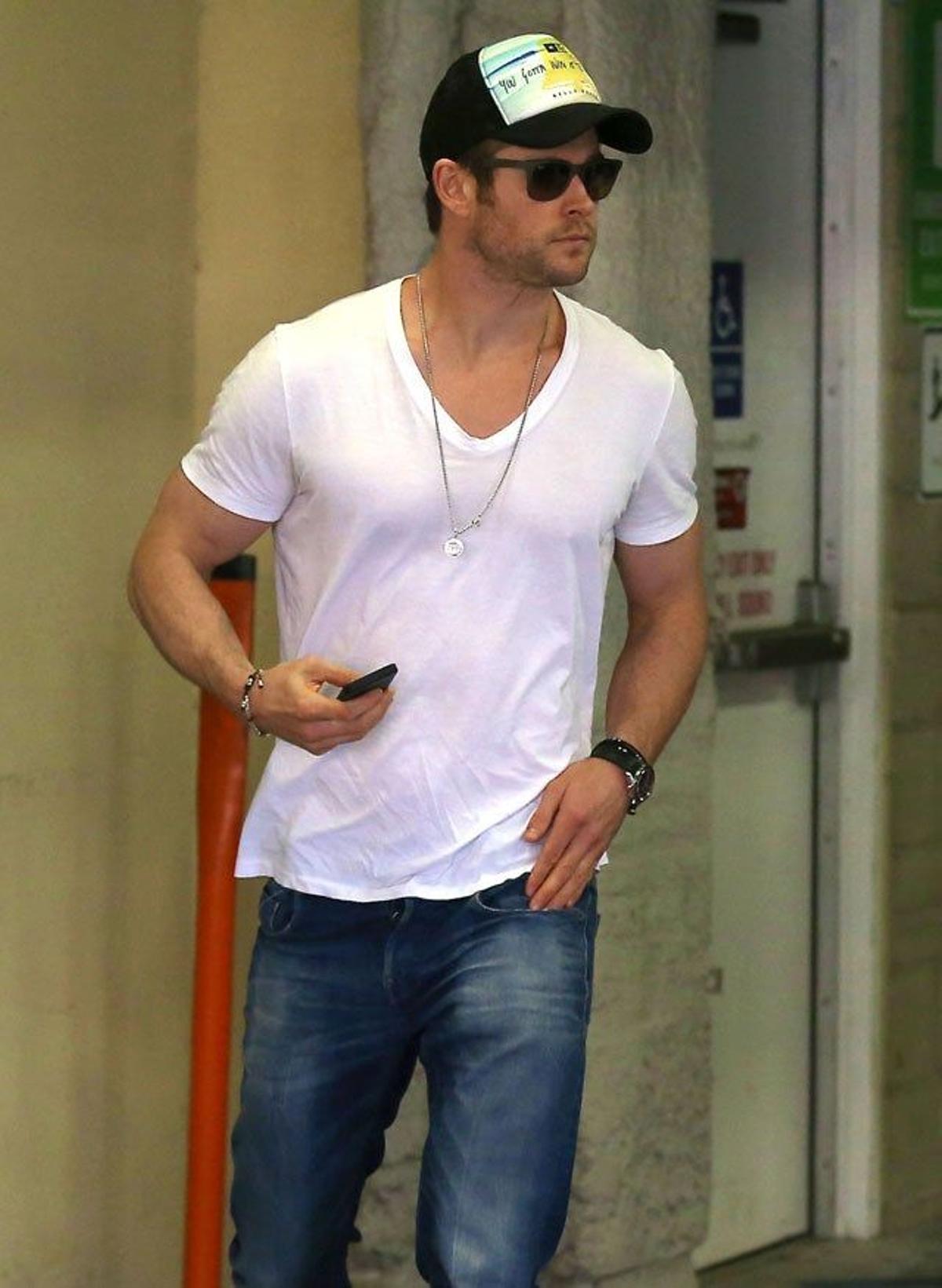 Chris Hemsworth apuesta por los looks cómodos e informales