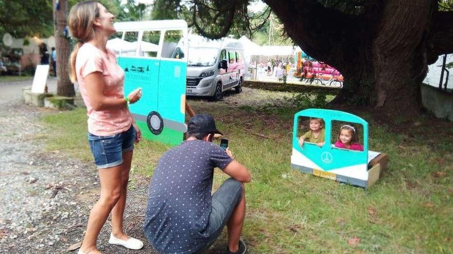 Una familia, en el recinto del festival, ayer, en Infiesto.