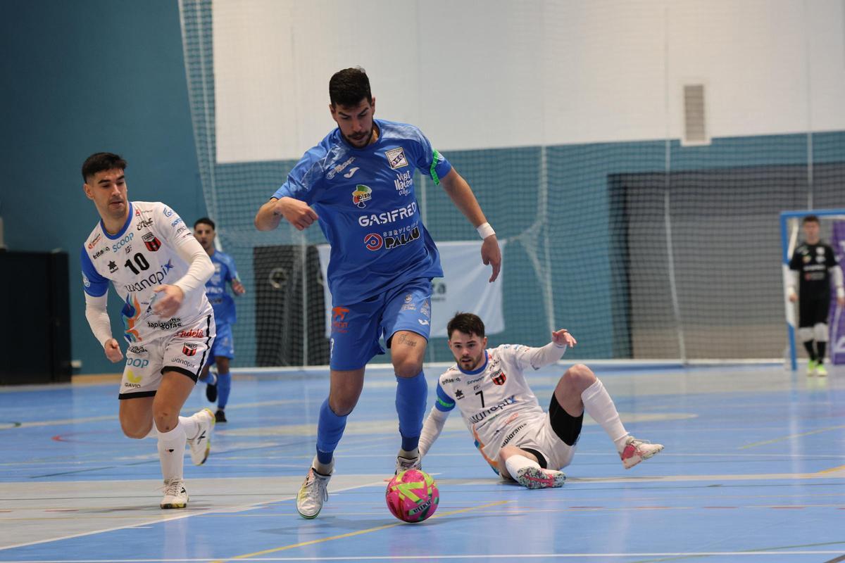 Ramón Vargas conduce el balón durante el encuentro ante el Wanapix