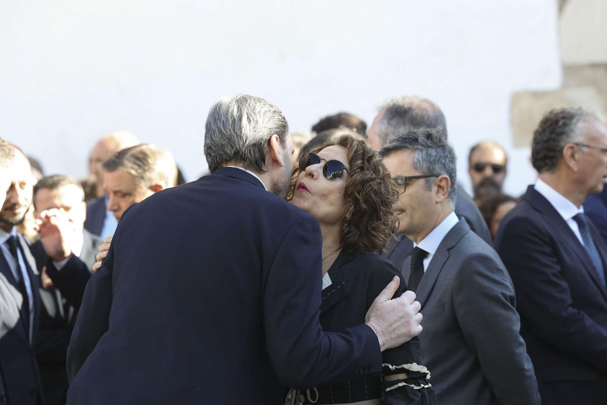 El funeral de Guillermo Fernández Vara en Olivenza, en imágenes