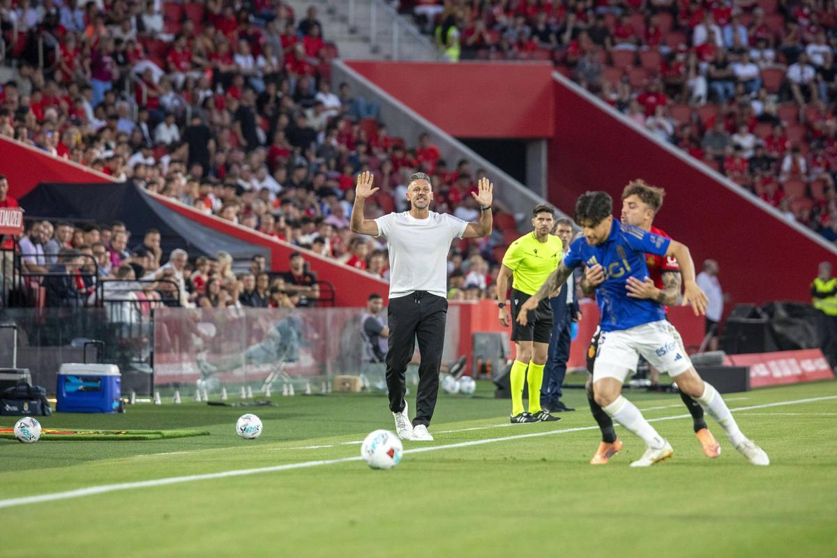Demichelis observa una jugada.