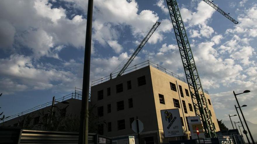 Obras de construcción en Oviedo.