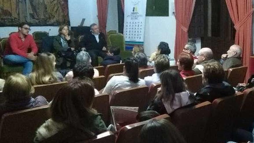 Un momento de la asamblea en la que se convocó la manifestación.