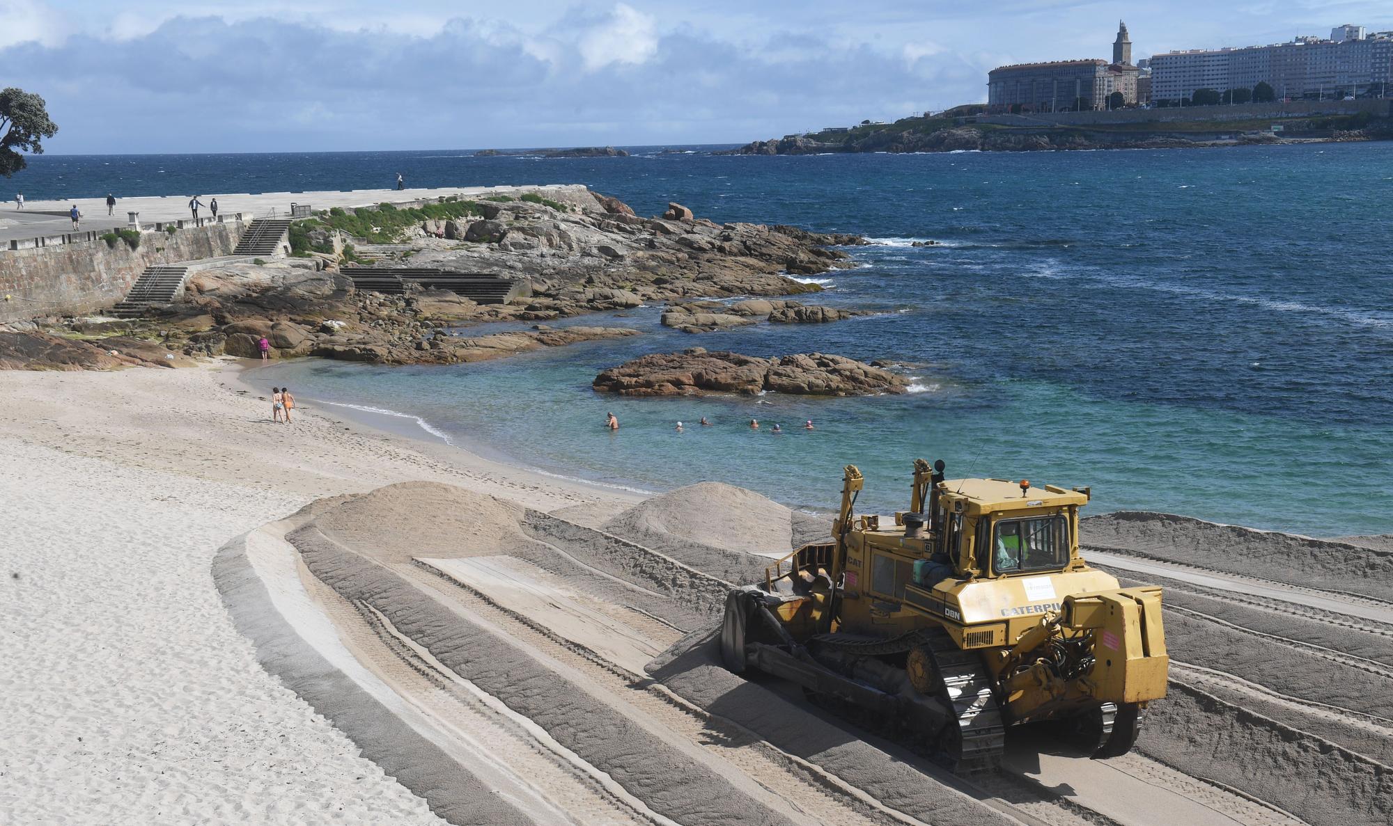 Comienza la retirada de la duna invernal de la playa de Riazor, en A Coruña, para prepararla para el verano