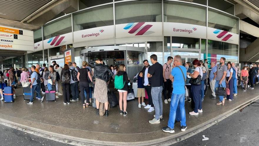 Menschenschlange, um die Sicherheitskontrolle am Flughafen Köln/Bonn zu passieren, am 1. Juli 2022.