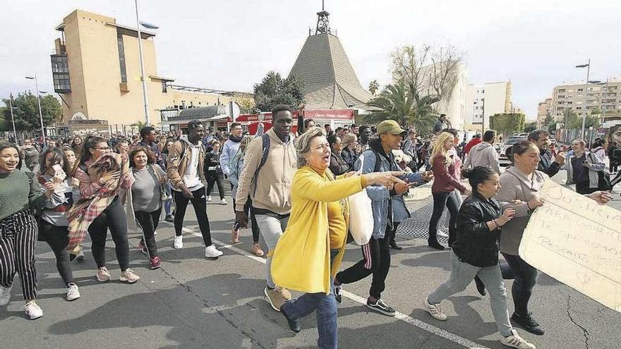 Dolor y tensión en el juzgado. Un centenar de personas se concentró ayer al grito de &quot;asesina&quot; y &quot;justicia para Gabriel&quot; en la Ciudad de la Justicia de Almería, donde llegó la única detenida por el crimen de Gabriel Cruz, la que era novia de su padre, Ana Julia Quezada. Tras prestar declaración regresó escoltada a los calabozos del cuartel de la Guardia Civil para practicar nuevas diligencias y hoy volverá al juzgado, donde se decidirá sobre su ingreso en prisión.