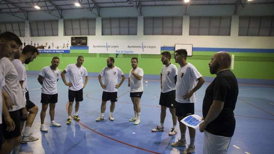 Pablo Alfayate se dirige a sus jugadores durante un entrenamiento del Santiago de Sama.