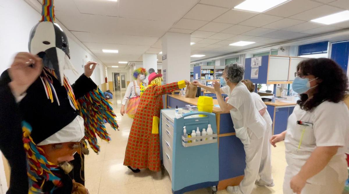 La pita visitó a los sanitarios en el CHUO.