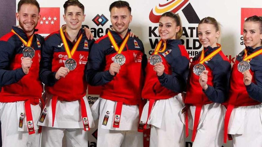 Los seis integrantes de los equipos masculino y femenino posan con sus medallas.