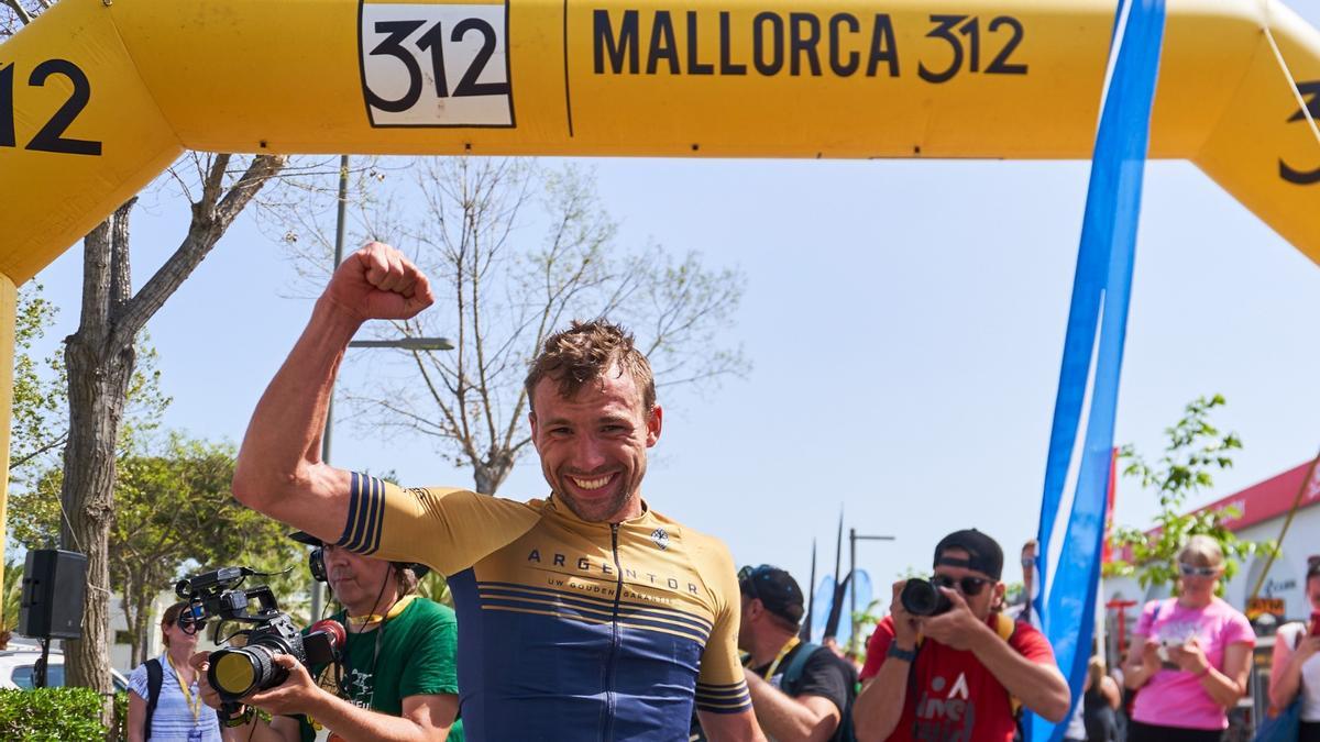 So sehen Sieger aus: der Belgier Olivier Godfroid gewann in der Kategorie &quot;Männer&quot; das Rennen über die 312 Kilometer lange Strecke.