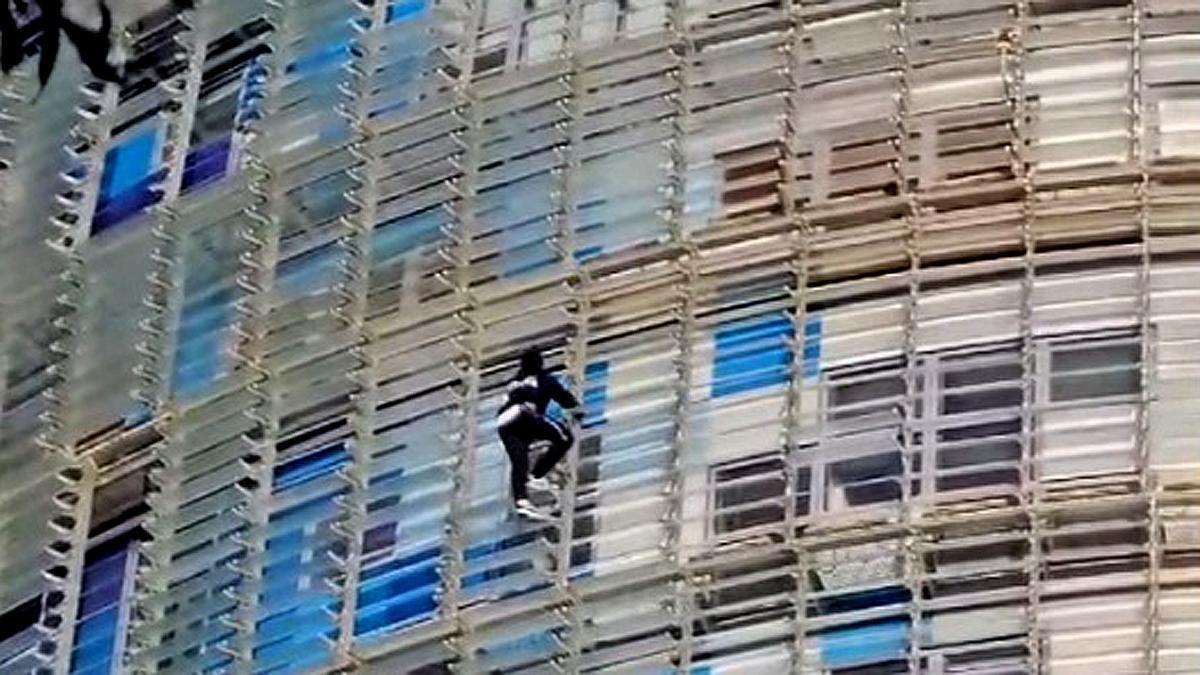 Un hombre escala la Torre Glòries de Barcelona y acaba identificado y denunciado administrativamente por la policía