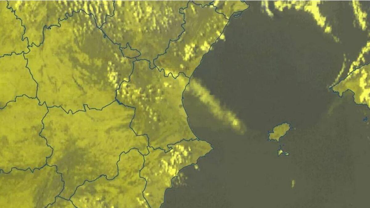 El humo dirigiéndose a las Pitiusas, ayer