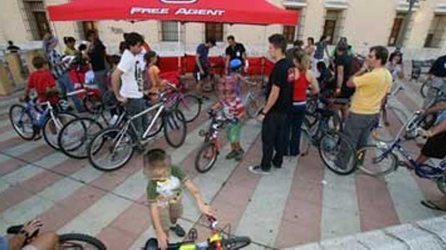 Colectivos cívicos proponen cerrar calles al tráfico para lograr una movilidad sostenible