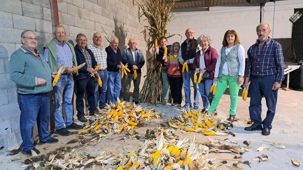 Grupo de vecinos participando en el esfoyón.