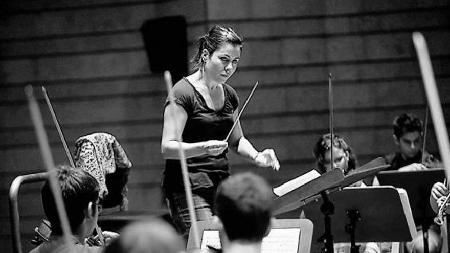 Virginia Martínez dirige a la Orquesta de Jóvenes de Murcia durante un ensayo, esta semana en Avilés.