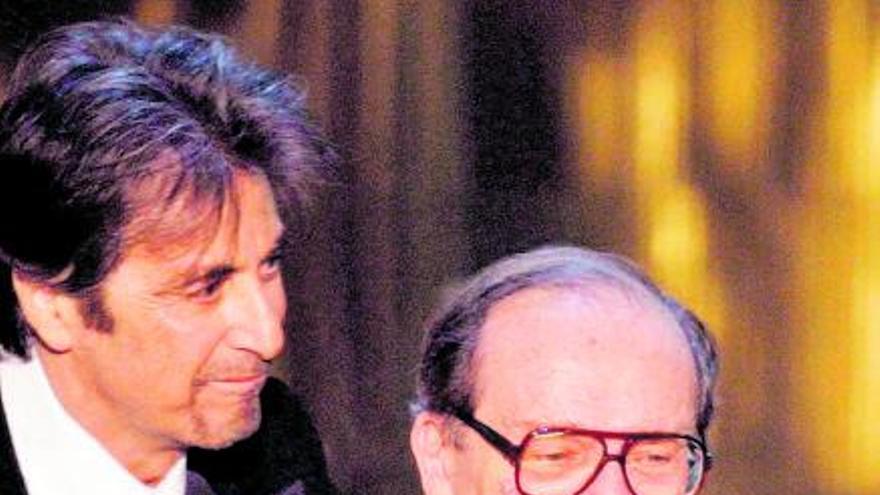 Al Pacino entregó a Sidney Lumet el Oscar honorífico que le concedieron en 2005. |