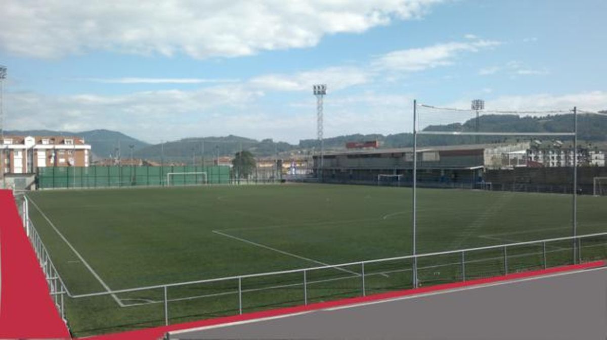 Campo de hierba artificial en la Avenida de los Deportes.