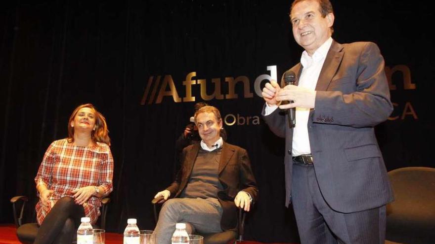 La presidenta de la Diputación de Pontevedra, Carmela Silva, Rodríguez Zapatero y el alcalde de Vigo, ayer. // José Lores