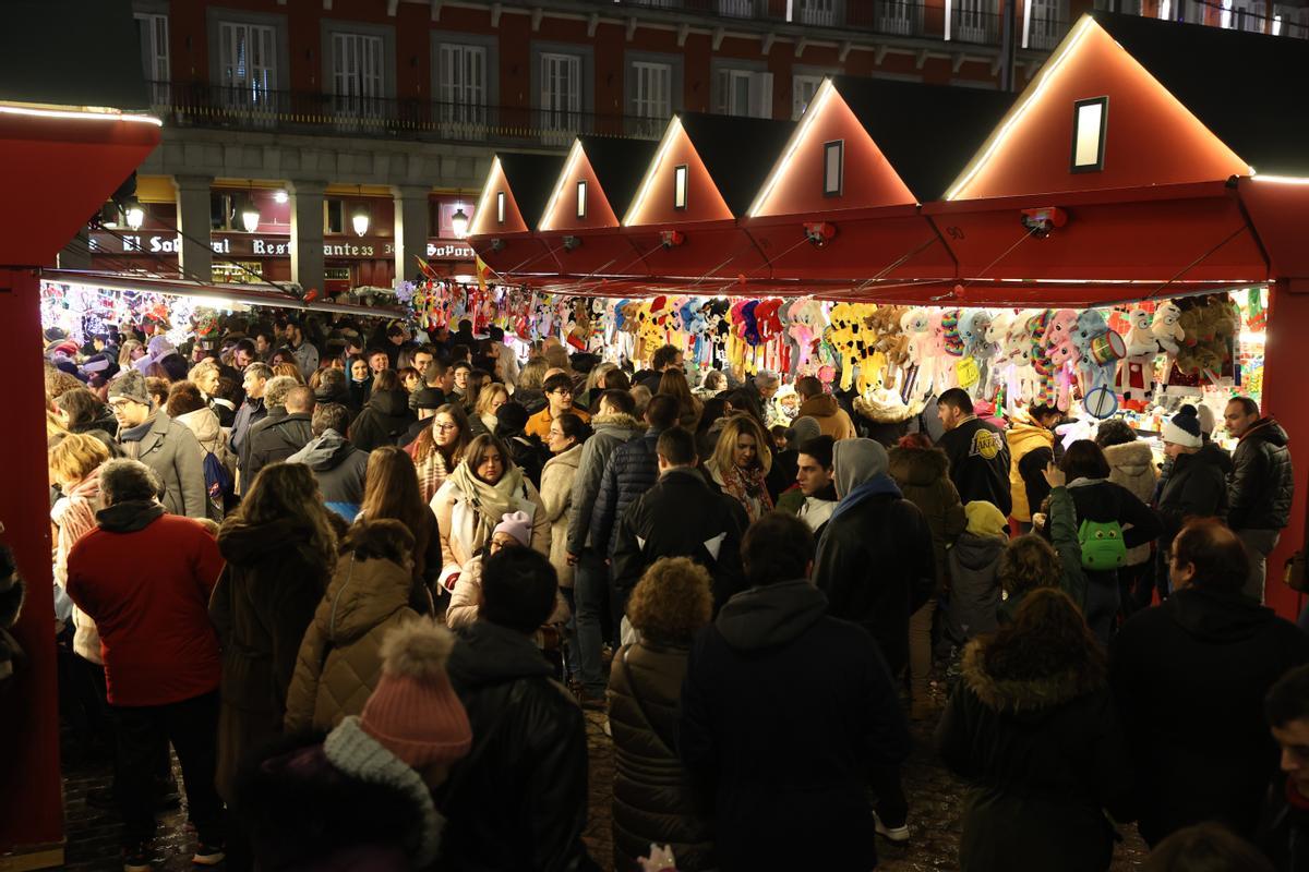 MADRID, 03/12/2022.- Imagen hoy sábado de la Plaza Mayor de Madrid, donde ya está instalado el tradicional mercadillo navideño. EFE / Kiko Huesca.