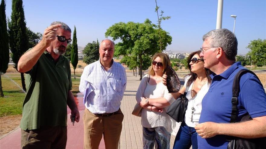 El Ayuntamiento aborda con vecinos mejoras para la urbanización de Mirabueno