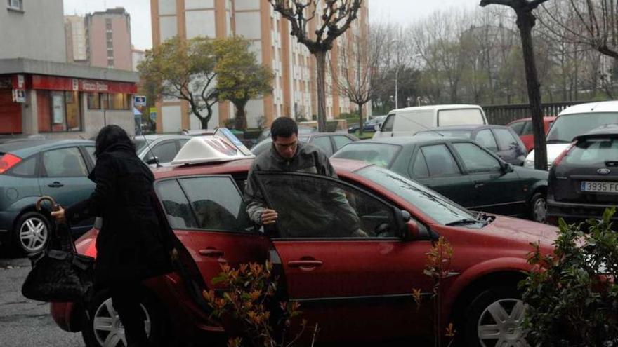 Dos jóvenes bajan del coche de una autoescuela después de una práctica. fran martínez