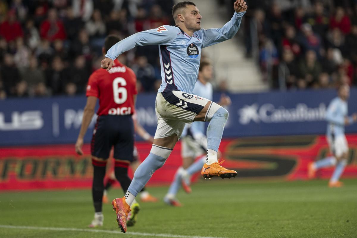 El delantero del Celta de Vigo Ferrán Jutglà, celebra su segundo gol contra el Osasuna, durante el partido de la jornada 10 de LaLiga EA Sports que CA Osasuna y Celta de Vigo disputan este domingo en el estadio de El Sadar, en Pamplona