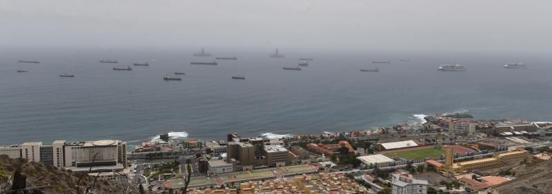 06-07-20   LAS PALMAS DE GRAN CANARIA. MIRADORES DE LA CIUDAD. LAS PALMAS DE GRAN CANARIA. Gran cantidad de barcos fondeados en la Bahia de Las Palmas de Gran Canaria.  Fotos: Juan Castro.  | 06/07/2020 | Fotógrafo: Juan Carlos Castro