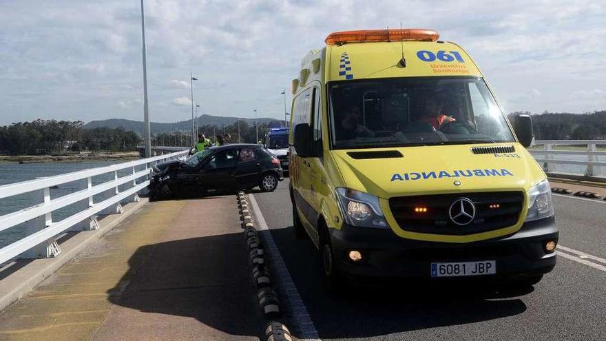 Una ambulancia recogió a la herida en el siniestro de ayer en el puente de A Illa. // Noé Parga