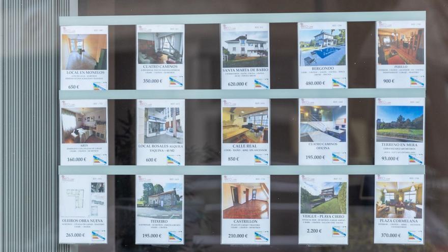 Escaparate de una inmobiliaria de A Coruña, con ofertas de compraventa y alquiler. | G. Barreiros/R. A.