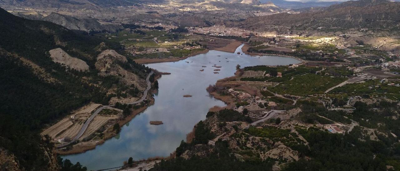 Vista general del Azud de Ojós, en una imagen tomada desde la Sierra de la Navela. | L.O.