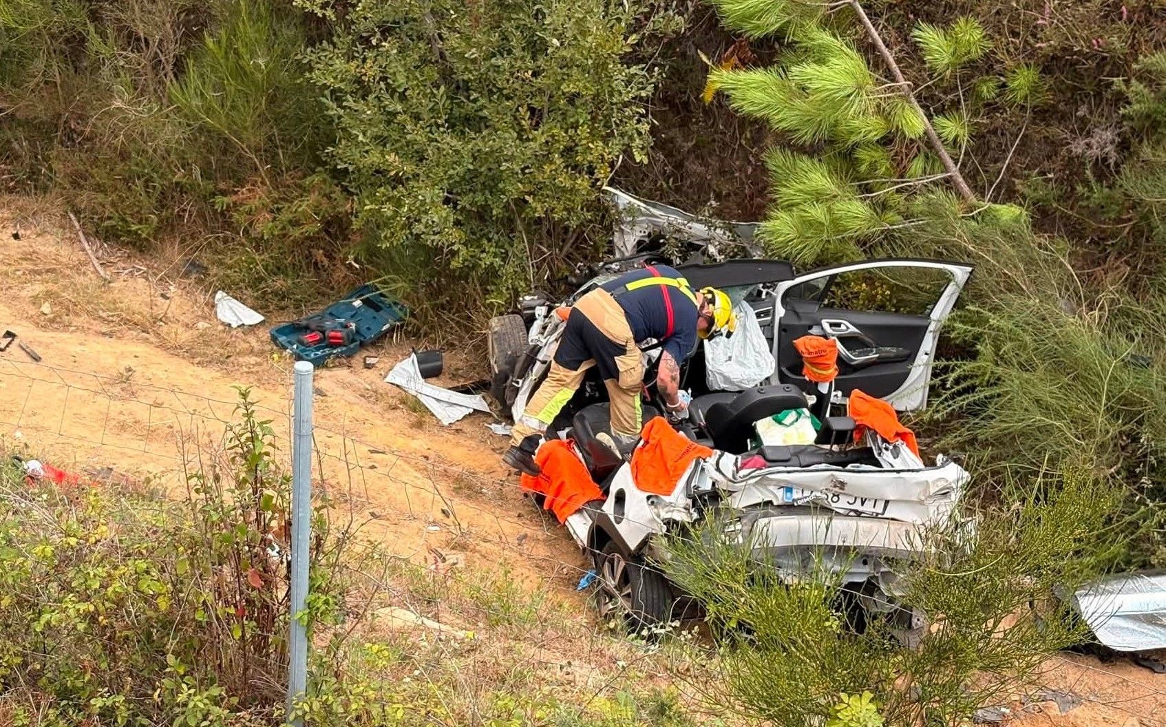 Vehículo accidentado na Pobra.