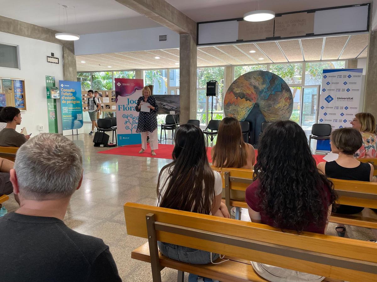 Imágenes del acto de entrega de premios de los II Jocs Florals de la Facultad de Filosofía y Letras